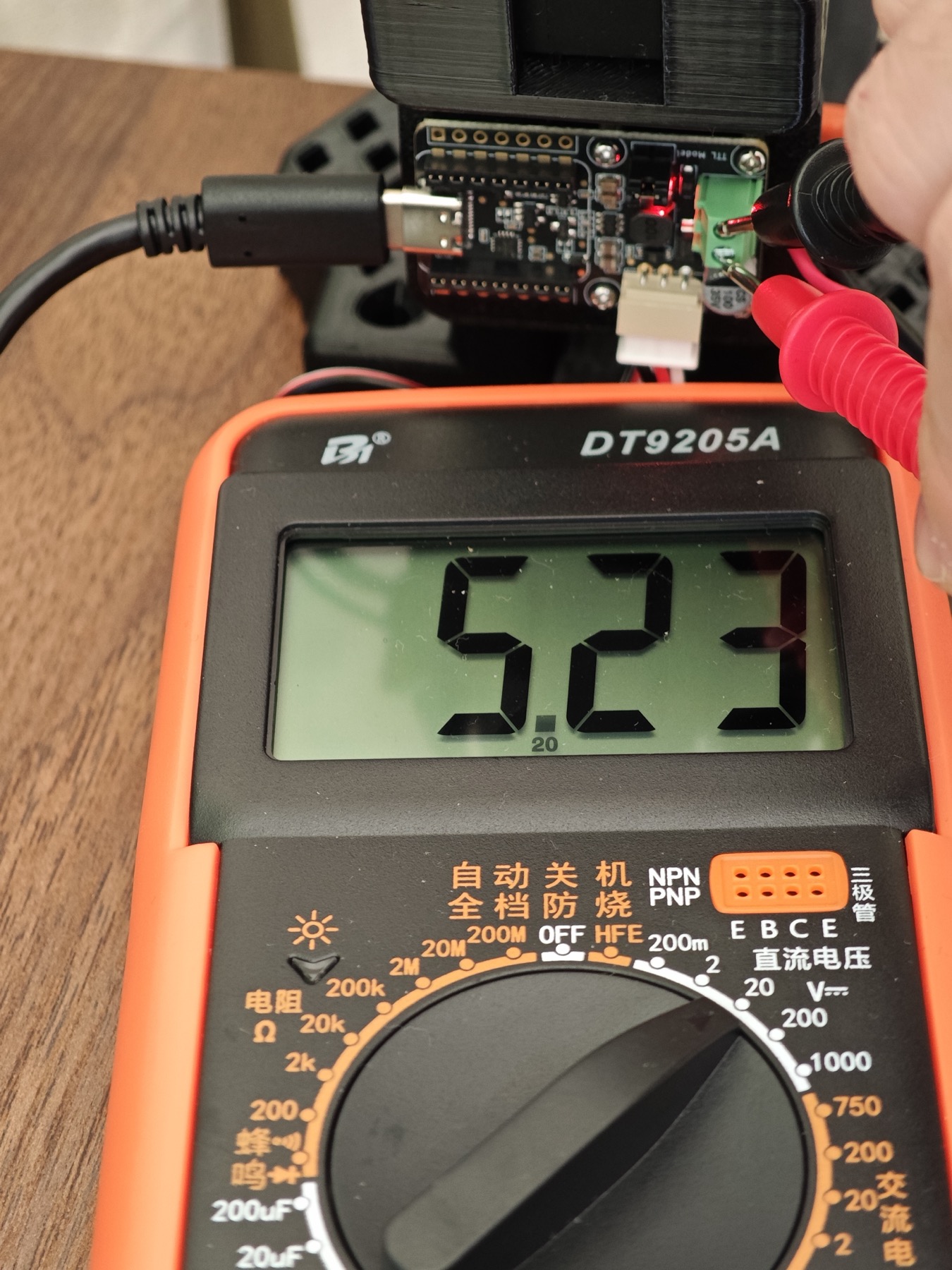 使用万用表测量 SO-101 舵机控制板输出电压