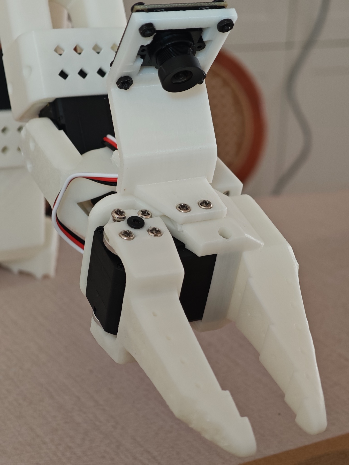 从动臂腕部相机固定在 3D 打印支架上的安装细节