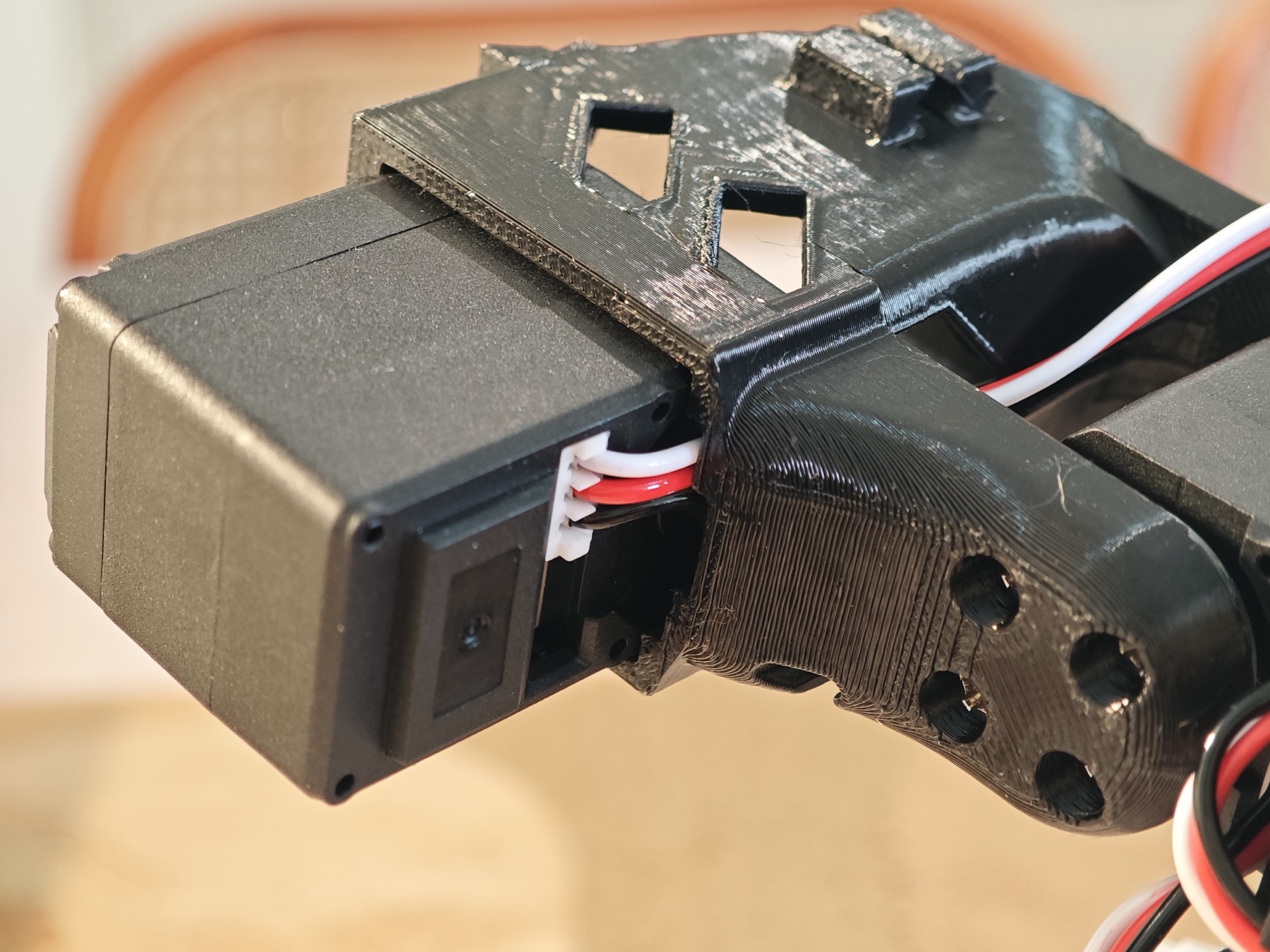 主动臂腕部狭窄套筒中的舵机线槽与穿线位置